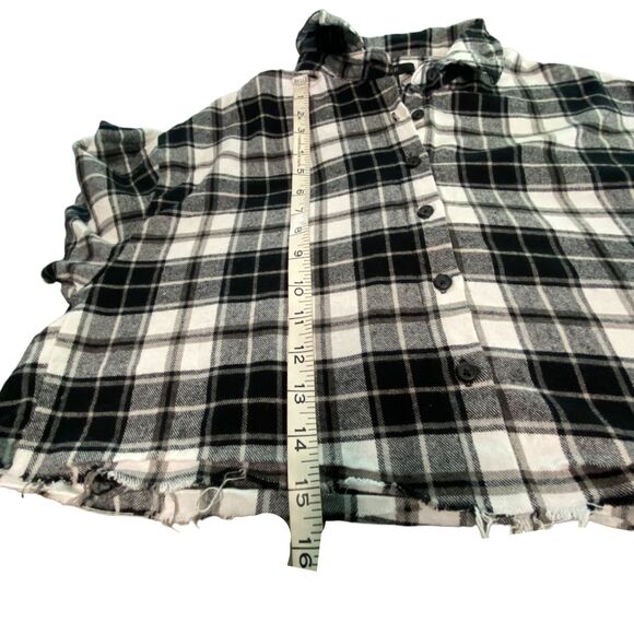 Forever 21 Cropped Plaid flannel Black and White Shirt Top Blouse Small - Picture 8 of 8
